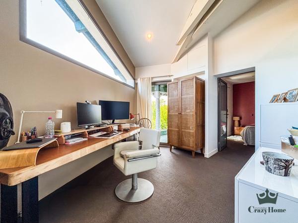 Maison
                                                                                                                                                                                                                                                                                                                        6 pièce(s)                                                                                                                                                                                                          4 chambre(s)                                                                                                                                                                                                          244  m²