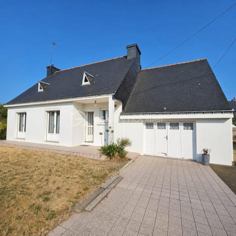 // Nouveauté // ( VISITE VIRTUELLE SUR DEMANDE )

🏡 Située en plein centre de THEIX-NOYALO, venez découvrir cette maison des années 70, à proximité immédiate de l’ensemble des commodités ( écoles, commerces, médecins accessibles à pied ).
Implantée sur une parcelle de 654 m² ,vous profiterez de son jardin paysagé intégralement clôturé ( présence d’un puits).
Cette maison bénéficie d’un grand potentiel avec sa  surface habitable de 71 m² et de son étage aménageable ( 55 m² supplémentaires potentiels pour une surface totale aux alentours des 125 m² ).

🔹Rez-de-chaussée : 
. Une entrée lumineuse
. Un salon / séjour ( présence d’un insert )
. Une grande cuisine séparée
. Une chambre
. Une salle de bain
. Une buanderie
. Des WC séparés

🔹Etage :
. Plus de 55 m² aménageables ( un plateau sur dalle béton avec un potentiel de 40 m² habitables et un autre sur plancher bois avec un potentiel de 15m² )
Un garage attenant de 30m²  vient compléter ce bien ainsi qu’une cave de 7M².

📍 Les atouts :
✔ Emplacement dans le centre-ville de THEIX NOYALO ( proximité des commerces, des écoles, de la 4 voies…) 
✔ Belle parcelle de 654 m²
✔ Beau potentiel aux alentours des 125 M²
✔ Garage
✔ Chaudière au gaz récente
✔ Présence d’un puits

Une opportunité rare sur THEIX NOYALO pour un projet de vie ou un investissement.
À visiter sans tarder !