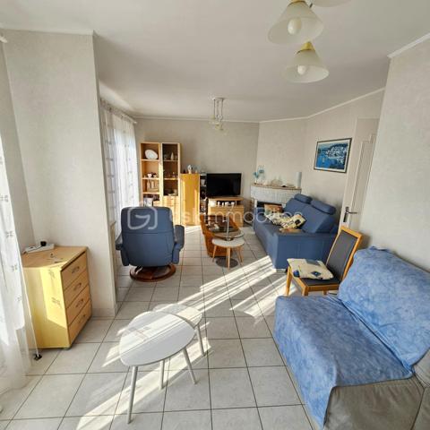 // Nouveauté // ( VISITE VIRTUELLE SUR DEMANDE )

🏡 Située en plein centre de THEIX-NOYALO, venez découvrir cette maison des années 70, à proximité immédiate de l’ensemble des commodités ( écoles, commerces, médecins accessibles à pied ).
Implantée sur une parcelle de 654 m² ,vous profiterez de son jardin paysagé intégralement clôturé ( présence d’un puits).
Cette maison bénéficie d’un grand potentiel avec sa  surface habitable de 71 m² et de son étage aménageable ( 55 m² supplémentaires potentiels pour une surface totale aux alentours des 125 m² ).

🔹Rez-de-chaussée : 
. Une entrée lumineuse
. Un salon / séjour ( présence d’un insert )
. Une grande cuisine séparée
. Une chambre
. Une salle de bain
. Une buanderie
. Des WC séparés

🔹Etage :
. Plus de 55 m² aménageables ( un plateau sur dalle béton avec un potentiel de 40 m² habitables et un autre sur plancher bois avec un potentiel de 15m² )
Un garage attenant de 30m²  vient compléter ce bien ainsi qu’une cave de 7M².

📍 Les atouts :
✔ Emplacement dans le centre-ville de THEIX NOYALO ( proximité des commerces, des écoles, de la 4 voies…) 
✔ Belle parcelle de 654 m²
✔ Beau potentiel aux alentours des 125 M²
✔ Garage
✔ Chaudière au gaz récente
✔ Présence d’un puits

Une opportunité rare sur THEIX NOYALO pour un projet de vie ou un investissement.
À visiter sans tarder !