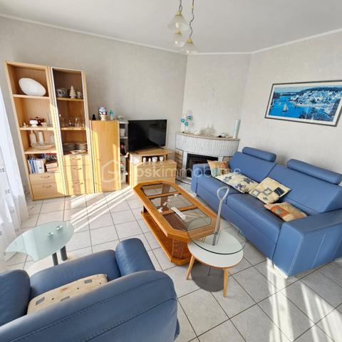 // Nouveauté // ( VISITE VIRTUELLE SUR DEMANDE )

🏡 Située en plein centre de THEIX-NOYALO, venez découvrir cette maison des années 70, à proximité immédiate de l’ensemble des commodités ( écoles, commerces, médecins accessibles à pied ).
Implantée sur une parcelle de 654 m² ,vous profiterez de son jardin paysagé intégralement clôturé ( présence d’un puits).
Cette maison bénéficie d’un grand potentiel avec sa  surface habitable de 71 m² et de son étage aménageable ( 55 m² supplémentaires potentiels pour une surface totale aux alentours des 125 m² ).

🔹Rez-de-chaussée : 
. Une entrée lumineuse
. Un salon / séjour ( présence d’un insert )
. Une grande cuisine séparée
. Une chambre
. Une salle de bain
. Une buanderie
. Des WC séparés

🔹Etage :
. Plus de 55 m² aménageables ( un plateau sur dalle béton avec un potentiel de 40 m² habitables et un autre sur plancher bois avec un potentiel de 15m² )
Un garage attenant de 30m²  vient compléter ce bien ainsi qu’une cave de 7M².

📍 Les atouts :
✔ Emplacement dans le centre-ville de THEIX NOYALO ( proximité des commerces, des écoles, de la 4 voies…) 
✔ Belle parcelle de 654 m²
✔ Beau potentiel aux alentours des 125 M²
✔ Garage
✔ Chaudière au gaz récente
✔ Présence d’un puits

Une opportunité rare sur THEIX NOYALO pour un projet de vie ou un investissement.
À visiter sans tarder !