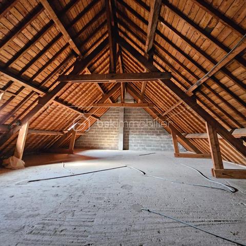 // Nouveauté // ( VISITE VIRTUELLE SUR DEMANDE )

🏡 Située en plein centre de THEIX-NOYALO, venez découvrir cette maison des années 70, à proximité immédiate de l’ensemble des commodités ( écoles, commerces, médecins accessibles à pied ).
Implantée sur une parcelle de 654 m² ,vous profiterez de son jardin paysagé intégralement clôturé ( présence d’un puits).
Cette maison bénéficie d’un grand potentiel avec sa  surface habitable de 71 m² et de son étage aménageable ( 55 m² supplémentaires potentiels pour une surface totale aux alentours des 125 m² ).

🔹Rez-de-chaussée : 
. Une entrée lumineuse
. Un salon / séjour ( présence d’un insert )
. Une grande cuisine séparée
. Une chambre
. Une salle de bain
. Une buanderie
. Des WC séparés

🔹Etage :
. Plus de 55 m² aménageables ( un plateau sur dalle béton avec un potentiel de 40 m² habitables et un autre sur plancher bois avec un potentiel de 15m² )
Un garage attenant de 30m²  vient compléter ce bien ainsi qu’une cave de 7M².

📍 Les atouts :
✔ Emplacement dans le centre-ville de THEIX NOYALO ( proximité des commerces, des écoles, de la 4 voies…) 
✔ Belle parcelle de 654 m²
✔ Beau potentiel aux alentours des 125 M²
✔ Garage
✔ Chaudière au gaz récente
✔ Présence d’un puits

Une opportunité rare sur THEIX NOYALO pour un projet de vie ou un investissement.
À visiter sans tarder !