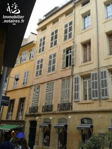 Rue Espariat, appartement à refaire entièrement. Bel immeuble.