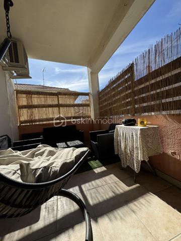 Les citadins vont adorer !!!
Vous cherchez un appartement impeccable, lumineux, proche toutes commodités mais au CALME !
La TERRASSE est un critère indiscutable pour vous 
La CUISINE AMÉNAGÉE ET ÉQUIPÉE doit être OUVERTE sur une pièce de vie spacieuse et lumineuse.
La CLIM est obligatoire, vous ne supportez plus ces grosses chaleurs estivales
Monter un étage à pieds ne vous fait pas peur
Vous appréciez le petit cellier accessible dès l'entrée de l'immeuble avec sa fenêtre sans avoir à traverser de sombres caves 

Ne cherchez plus, vous venez de trouver !

Situé au premier étage d'une petite copro qui s'est fraîchement refait une beauté ( travaux par conséquent déjà payés ), cet appartement vous propose deux grandes chambres + placard dans chacune,
Une cuisine entièrement aménagée et équipée, ouverte sur le salon / salle à manger, lequel est attenant directement à la terrasse ( 15m2)
La salle d'eau est ajourée, propose les wc + une grande douche

Nombreux rangements dans tout l'appartement qui est super fonctionnel

Clim : OUI

Charges copro Environ 120€/mois (qui comprennent votre consommation d'eau froide relevée semestriellement par le syndic, pas d'inquiétude, on ne vous facture que ce que vous consommez)
Double vitrage : OUI
Taxe foncière : 1222€

Immeuble calme de trois étages, deux appartements par palier 

EXPOSITION Terrasse : Sud ouest : soleil direct à partir de 15H30

Exclusivité Carole Quaggiotto Demange pour BSK immobilier 
Inter agence et dossier technique complet et à jour sur simple apple téléphonique 06 31 45  91 55