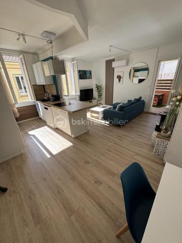 Les citadins vont adorer !!!
Vous cherchez un appartement impeccable, lumineux, proche toutes commodités mais au CALME !
La TERRASSE est un critère indiscutable pour vous 
La CUISINE AMÉNAGÉE ET ÉQUIPÉE doit être OUVERTE sur une pièce de vie spacieuse et lumineuse.
La CLIM est obligatoire, vous ne supportez plus ces grosses chaleurs estivales
Monter un étage à pieds ne vous fait pas peur
Vous appréciez le petit cellier accessible dès l'entrée de l'immeuble avec sa fenêtre sans avoir à traverser de sombres caves 

Ne cherchez plus, vous venez de trouver !

Situé au premier étage d'une petite copro qui s'est fraîchement refait une beauté ( travaux par conséquent déjà payés ), cet appartement vous propose deux grandes chambres + placard dans chacune,
Une cuisine entièrement aménagée et équipée, ouverte sur le salon / salle à manger, lequel est attenant directement à la terrasse ( 15m2)
La salle d'eau est ajourée, propose les wc + une grande douche

Nombreux rangements dans tout l'appartement qui est super fonctionnel

Clim : OUI

Charges copro Environ 120€/mois (qui comprennent votre consommation d'eau froide relevée semestriellement par le syndic, pas d'inquiétude, on ne vous facture que ce que vous consommez)
Double vitrage : OUI
Taxe foncière : 1222€

Immeuble calme de trois étages, deux appartements par palier 

EXPOSITION Terrasse : Sud ouest : soleil direct à partir de 15H30

Exclusivité Carole Quaggiotto Demange pour BSK immobilier 
Inter agence et dossier technique complet et à jour sur simple apple téléphonique 06 31 45  91 55