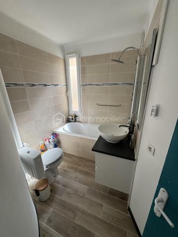 Les citadins vont adorer !!!
Vous cherchez un appartement impeccable, lumineux, proche toutes commodités mais au CALME !
La TERRASSE est un critère indiscutable pour vous 
La CUISINE AMÉNAGÉE ET ÉQUIPÉE doit être OUVERTE sur une pièce de vie spacieuse et lumineuse.
La CLIM est obligatoire, vous ne supportez plus ces grosses chaleurs estivales
Monter un étage à pieds ne vous fait pas peur
Vous appréciez le petit cellier accessible dès l'entrée de l'immeuble avec sa fenêtre sans avoir à traverser de sombres caves 

Ne cherchez plus, vous venez de trouver !

Situé au premier étage d'une petite copro qui s'est fraîchement refait une beauté ( travaux par conséquent déjà payés ), cet appartement vous propose deux grandes chambres + placard dans chacune,
Une cuisine entièrement aménagée et équipée, ouverte sur le salon / salle à manger, lequel est attenant directement à la terrasse ( 15m2)
La salle d'eau est ajourée, propose les wc + une grande douche

Nombreux rangements dans tout l'appartement qui est super fonctionnel

Clim : OUI

Charges copro Environ 120€/mois (qui comprennent votre consommation d'eau froide relevée semestriellement par le syndic, pas d'inquiétude, on ne vous facture que ce que vous consommez)
Double vitrage : OUI
Taxe foncière : 1222€

Immeuble calme de trois étages, deux appartements par palier 

EXPOSITION Terrasse : Sud ouest : soleil direct à partir de 15H30

Exclusivité Carole Quaggiotto Demange pour BSK immobilier 
Inter agence et dossier technique complet et à jour sur simple apple téléphonique 06 31 45  91 55