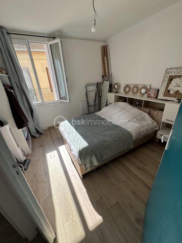 Les citadins vont adorer !!!
Vous cherchez un appartement impeccable, lumineux, proche toutes commodités mais au CALME !
La TERRASSE est un critère indiscutable pour vous 
La CUISINE AMÉNAGÉE ET ÉQUIPÉE doit être OUVERTE sur une pièce de vie spacieuse et lumineuse.
La CLIM est obligatoire, vous ne supportez plus ces grosses chaleurs estivales
Monter un étage à pieds ne vous fait pas peur
Vous appréciez le petit cellier accessible dès l'entrée de l'immeuble avec sa fenêtre sans avoir à traverser de sombres caves 

Ne cherchez plus, vous venez de trouver !

Situé au premier étage d'une petite copro qui s'est fraîchement refait une beauté ( travaux par conséquent déjà payés ), cet appartement vous propose deux grandes chambres + placard dans chacune,
Une cuisine entièrement aménagée et équipée, ouverte sur le salon / salle à manger, lequel est attenant directement à la terrasse ( 15m2)
La salle d'eau est ajourée, propose les wc + une grande douche

Nombreux rangements dans tout l'appartement qui est super fonctionnel

Clim : OUI

Charges copro Environ 120€/mois (qui comprennent votre consommation d'eau froide relevée semestriellement par le syndic, pas d'inquiétude, on ne vous facture que ce que vous consommez)
Double vitrage : OUI
Taxe foncière : 1222€

Immeuble calme de trois étages, deux appartements par palier 

EXPOSITION Terrasse : Sud ouest : soleil direct à partir de 15H30

Exclusivité Carole Quaggiotto Demange pour BSK immobilier 
Inter agence et dossier technique complet et à jour sur simple apple téléphonique 06 31 45  91 55