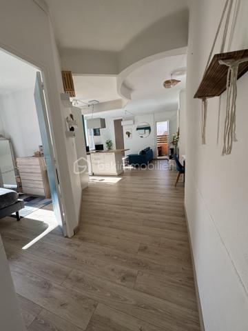 Les citadins vont adorer !!!
Vous cherchez un appartement impeccable, lumineux, proche toutes commodités mais au CALME !
La TERRASSE est un critère indiscutable pour vous 
La CUISINE AMÉNAGÉE ET ÉQUIPÉE doit être OUVERTE sur une pièce de vie spacieuse et lumineuse.
La CLIM est obligatoire, vous ne supportez plus ces grosses chaleurs estivales
Monter un étage à pieds ne vous fait pas peur
Vous appréciez le petit cellier accessible dès l'entrée de l'immeuble avec sa fenêtre sans avoir à traverser de sombres caves 

Ne cherchez plus, vous venez de trouver !

Situé au premier étage d'une petite copro qui s'est fraîchement refait une beauté ( travaux par conséquent déjà payés ), cet appartement vous propose deux grandes chambres + placard dans chacune,
Une cuisine entièrement aménagée et équipée, ouverte sur le salon / salle à manger, lequel est attenant directement à la terrasse ( 15m2)
La salle d'eau est ajourée, propose les wc + une grande douche

Nombreux rangements dans tout l'appartement qui est super fonctionnel

Clim : OUI

Charges copro Environ 120€/mois (qui comprennent votre consommation d'eau froide relevée semestriellement par le syndic, pas d'inquiétude, on ne vous facture que ce que vous consommez)
Double vitrage : OUI
Taxe foncière : 1222€

Immeuble calme de trois étages, deux appartements par palier 

EXPOSITION Terrasse : Sud ouest : soleil direct à partir de 15H30

Exclusivité Carole Quaggiotto Demange pour BSK immobilier 
Inter agence et dossier technique complet et à jour sur simple apple téléphonique 06 31 45  91 55