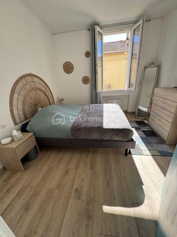 Les citadins vont adorer !!!
Vous cherchez un appartement impeccable, lumineux, proche toutes commodités mais au CALME !
La TERRASSE est un critère indiscutable pour vous 
La CUISINE AMÉNAGÉE ET ÉQUIPÉE doit être OUVERTE sur une pièce de vie spacieuse et lumineuse.
La CLIM est obligatoire, vous ne supportez plus ces grosses chaleurs estivales
Monter un étage à pieds ne vous fait pas peur
Vous appréciez le petit cellier accessible dès l'entrée de l'immeuble avec sa fenêtre sans avoir à traverser de sombres caves 

Ne cherchez plus, vous venez de trouver !

Situé au premier étage d'une petite copro qui s'est fraîchement refait une beauté ( travaux par conséquent déjà payés ), cet appartement vous propose deux grandes chambres + placard dans chacune,
Une cuisine entièrement aménagée et équipée, ouverte sur le salon / salle à manger, lequel est attenant directement à la terrasse ( 15m2)
La salle d'eau est ajourée, propose les wc + une grande douche

Nombreux rangements dans tout l'appartement qui est super fonctionnel

Clim : OUI

Charges copro Environ 120€/mois (qui comprennent votre consommation d'eau froide relevée semestriellement par le syndic, pas d'inquiétude, on ne vous facture que ce que vous consommez)
Double vitrage : OUI
Taxe foncière : 1222€

Immeuble calme de trois étages, deux appartements par palier 

EXPOSITION Terrasse : Sud ouest : soleil direct à partir de 15H30

Exclusivité Carole Quaggiotto Demange pour BSK immobilier 
Inter agence et dossier technique complet et à jour sur simple apple téléphonique 06 31 45  91 55