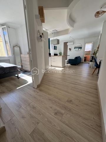 Les citadins vont adorer !!!
Vous cherchez un appartement impeccable, lumineux, proche toutes commodités mais au CALME !
La TERRASSE est un critère indiscutable pour vous 
La CUISINE AMÉNAGÉE ET ÉQUIPÉE doit être OUVERTE sur une pièce de vie spacieuse et lumineuse.
La CLIM est obligatoire, vous ne supportez plus ces grosses chaleurs estivales
Monter un étage à pieds ne vous fait pas peur
Vous appréciez le petit cellier accessible dès l'entrée de l'immeuble avec sa fenêtre sans avoir à traverser de sombres caves 

Ne cherchez plus, vous venez de trouver !

Situé au premier étage d'une petite copro qui s'est fraîchement refait une beauté ( travaux par conséquent déjà payés ), cet appartement vous propose deux grandes chambres + placard dans chacune,
Une cuisine entièrement aménagée et équipée, ouverte sur le salon / salle à manger, lequel est attenant directement à la terrasse ( 15m2)
La salle d'eau est ajourée, propose les wc + une grande douche

Nombreux rangements dans tout l'appartement qui est super fonctionnel

Clim : OUI

Charges copro Environ 120€/mois (qui comprennent votre consommation d'eau froide relevée semestriellement par le syndic, pas d'inquiétude, on ne vous facture que ce que vous consommez)
Double vitrage : OUI
Taxe foncière : 1222€

Immeuble calme de trois étages, deux appartements par palier 

EXPOSITION Terrasse : Sud ouest : soleil direct à partir de 15H30

Exclusivité Carole Quaggiotto Demange pour BSK immobilier 
Inter agence et dossier technique complet et à jour sur simple apple téléphonique 06 31 45  91 55