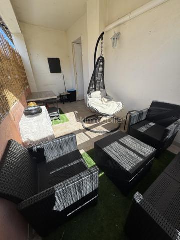 Les citadins vont adorer !!!
Vous cherchez un appartement impeccable, lumineux, proche toutes commodités mais au CALME !
La TERRASSE est un critère indiscutable pour vous 
La CUISINE AMÉNAGÉE ET ÉQUIPÉE doit être OUVERTE sur une pièce de vie spacieuse et lumineuse.
La CLIM est obligatoire, vous ne supportez plus ces grosses chaleurs estivales
Monter un étage à pieds ne vous fait pas peur
Vous appréciez le petit cellier accessible dès l'entrée de l'immeuble avec sa fenêtre sans avoir à traverser de sombres caves 

Ne cherchez plus, vous venez de trouver !

Situé au premier étage d'une petite copro qui s'est fraîchement refait une beauté ( travaux par conséquent déjà payés ), cet appartement vous propose deux grandes chambres + placard dans chacune,
Une cuisine entièrement aménagée et équipée, ouverte sur le salon / salle à manger, lequel est attenant directement à la terrasse ( 15m2)
La salle d'eau est ajourée, propose les wc + une grande douche

Nombreux rangements dans tout l'appartement qui est super fonctionnel

Clim : OUI

Charges copro Environ 120€/mois (qui comprennent votre consommation d'eau froide relevée semestriellement par le syndic, pas d'inquiétude, on ne vous facture que ce que vous consommez)
Double vitrage : OUI
Taxe foncière : 1222€

Immeuble calme de trois étages, deux appartements par palier 

EXPOSITION Terrasse : Sud ouest : soleil direct à partir de 15H30

Exclusivité Carole Quaggiotto Demange pour BSK immobilier 
Inter agence et dossier technique complet et à jour sur simple apple téléphonique 06 31 45  91 55