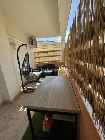 Les citadins vont adorer !!!
Vous cherchez un appartement impeccable, lumineux, proche toutes commodités mais au CALME !
La TERRASSE est un critère indiscutable pour vous 
La CUISINE AMÉNAGÉE ET ÉQUIPÉE doit être OUVERTE sur une pièce de vie spacieuse et lumineuse.
La CLIM est obligatoire, vous ne supportez plus ces grosses chaleurs estivales
Monter un étage à pieds ne vous fait pas peur
Vous appréciez le petit cellier accessible dès l'entrée de l'immeuble avec sa fenêtre sans avoir à traverser de sombres caves 

Ne cherchez plus, vous venez de trouver !

Situé au premier étage d'une petite copro qui s'est fraîchement refait une beauté ( travaux par conséquent déjà payés ), cet appartement vous propose deux grandes chambres + placard dans chacune,
Une cuisine entièrement aménagée et équipée, ouverte sur le salon / salle à manger, lequel est attenant directement à la terrasse ( 15m2)
La salle d'eau est ajourée, propose les wc + une grande douche

Nombreux rangements dans tout l'appartement qui est super fonctionnel

Clim : OUI

Charges copro Environ 120€/mois (qui comprennent votre consommation d'eau froide relevée semestriellement par le syndic, pas d'inquiétude, on ne vous facture que ce que vous consommez)
Double vitrage : OUI
Taxe foncière : 1222€

Immeuble calme de trois étages, deux appartements par palier 

EXPOSITION Terrasse : Sud ouest : soleil direct à partir de 15H30

Exclusivité Carole Quaggiotto Demange pour BSK immobilier 
Inter agence et dossier technique complet et à jour sur simple apple téléphonique 06 31 45  91 55
