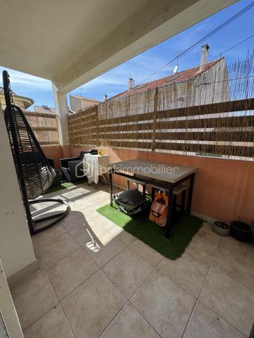 Les citadins vont adorer !!!
Vous cherchez un appartement impeccable, lumineux, proche toutes commodités mais au CALME !
La TERRASSE est un critère indiscutable pour vous 
La CUISINE AMÉNAGÉE ET ÉQUIPÉE doit être OUVERTE sur une pièce de vie spacieuse et lumineuse.
La CLIM est obligatoire, vous ne supportez plus ces grosses chaleurs estivales
Monter un étage à pieds ne vous fait pas peur
Vous appréciez le petit cellier accessible dès l'entrée de l'immeuble avec sa fenêtre sans avoir à traverser de sombres caves 

Ne cherchez plus, vous venez de trouver !

Situé au premier étage d'une petite copro qui s'est fraîchement refait une beauté ( travaux par conséquent déjà payés ), cet appartement vous propose deux grandes chambres + placard dans chacune,
Une cuisine entièrement aménagée et équipée, ouverte sur le salon / salle à manger, lequel est attenant directement à la terrasse ( 15m2)
La salle d'eau est ajourée, propose les wc + une grande douche

Nombreux rangements dans tout l'appartement qui est super fonctionnel

Clim : OUI

Charges copro Environ 120€/mois (qui comprennent votre consommation d'eau froide relevée semestriellement par le syndic, pas d'inquiétude, on ne vous facture que ce que vous consommez)
Double vitrage : OUI
Taxe foncière : 1222€

Immeuble calme de trois étages, deux appartements par palier 

EXPOSITION Terrasse : Sud ouest : soleil direct à partir de 15H30

Exclusivité Carole Quaggiotto Demange pour BSK immobilier 
Inter agence et dossier technique complet et à jour sur simple apple téléphonique 06 31 45  91 55