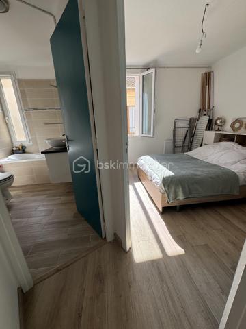 Les citadins vont adorer !!!
Vous cherchez un appartement impeccable, lumineux, proche toutes commodités mais au CALME !
La TERRASSE est un critère indiscutable pour vous 
La CUISINE AMÉNAGÉE ET ÉQUIPÉE doit être OUVERTE sur une pièce de vie spacieuse et lumineuse.
La CLIM est obligatoire, vous ne supportez plus ces grosses chaleurs estivales
Monter un étage à pieds ne vous fait pas peur
Vous appréciez le petit cellier accessible dès l'entrée de l'immeuble avec sa fenêtre sans avoir à traverser de sombres caves 

Ne cherchez plus, vous venez de trouver !

Situé au premier étage d'une petite copro qui s'est fraîchement refait une beauté ( travaux par conséquent déjà payés ), cet appartement vous propose deux grandes chambres + placard dans chacune,
Une cuisine entièrement aménagée et équipée, ouverte sur le salon / salle à manger, lequel est attenant directement à la terrasse ( 15m2)
La salle d'eau est ajourée, propose les wc + une grande douche

Nombreux rangements dans tout l'appartement qui est super fonctionnel

Clim : OUI

Charges copro Environ 120€/mois (qui comprennent votre consommation d'eau froide relevée semestriellement par le syndic, pas d'inquiétude, on ne vous facture que ce que vous consommez)
Double vitrage : OUI
Taxe foncière : 1222€

Immeuble calme de trois étages, deux appartements par palier 

EXPOSITION Terrasse : Sud ouest : soleil direct à partir de 15H30

Exclusivité Carole Quaggiotto Demange pour BSK immobilier 
Inter agence et dossier technique complet et à jour sur simple apple téléphonique 06 31 45  91 55