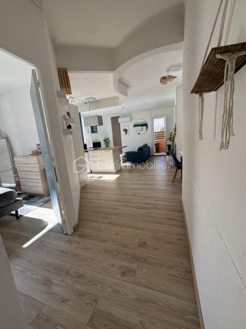 Les citadins vont adorer !!!
Vous cherchez un appartement impeccable, lumineux, proche toutes commodités mais au CALME !
La TERRASSE est un critère indiscutable pour vous 
La CUISINE AMÉNAGÉE ET ÉQUIPÉE doit être OUVERTE sur une pièce de vie spacieuse et lumineuse.
La CLIM est obligatoire, vous ne supportez plus ces grosses chaleurs estivales
Monter un étage à pieds ne vous fait pas peur
Vous appréciez le petit cellier accessible dès l'entrée de l'immeuble avec sa fenêtre sans avoir à traverser de sombres caves 

Ne cherchez plus, vous venez de trouver !

Situé au premier étage d'une petite copro qui s'est fraîchement refait une beauté ( travaux par conséquent déjà payés ), cet appartement vous propose deux grandes chambres + placard dans chacune,
Une cuisine entièrement aménagée et équipée, ouverte sur le salon / salle à manger, lequel est attenant directement à la terrasse ( 15m2)
La salle d'eau est ajourée, propose les wc + une grande douche

Nombreux rangements dans tout l'appartement qui est super fonctionnel

Clim : OUI

Charges copro Environ 120€/mois (qui comprennent votre consommation d'eau froide relevée semestriellement par le syndic, pas d'inquiétude, on ne vous facture que ce que vous consommez)
Double vitrage : OUI
Taxe foncière : 1222€

Immeuble calme de trois étages, deux appartements par palier 

EXPOSITION Terrasse : Sud ouest : soleil direct à partir de 15H30

Exclusivité Carole Quaggiotto Demange pour BSK immobilier 
Inter agence et dossier technique complet et à jour sur simple apple téléphonique 06 31 45  91 55