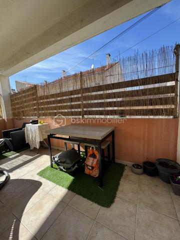 Les citadins vont adorer !!!
Vous cherchez un appartement impeccable, lumineux, proche toutes commodités mais au CALME !
La TERRASSE est un critère indiscutable pour vous 
La CUISINE AMÉNAGÉE ET ÉQUIPÉE doit être OUVERTE sur une pièce de vie spacieuse et lumineuse.
La CLIM est obligatoire, vous ne supportez plus ces grosses chaleurs estivales
Monter un étage à pieds ne vous fait pas peur
Vous appréciez le petit cellier accessible dès l'entrée de l'immeuble avec sa fenêtre sans avoir à traverser de sombres caves 

Ne cherchez plus, vous venez de trouver !

Situé au premier étage d'une petite copro qui s'est fraîchement refait une beauté ( travaux par conséquent déjà payés ), cet appartement vous propose deux grandes chambres + placard dans chacune,
Une cuisine entièrement aménagée et équipée, ouverte sur le salon / salle à manger, lequel est attenant directement à la terrasse ( 15m2)
La salle d'eau est ajourée, propose les wc + une grande douche

Nombreux rangements dans tout l'appartement qui est super fonctionnel

Clim : OUI

Charges copro Environ 120€/mois (qui comprennent votre consommation d'eau froide relevée semestriellement par le syndic, pas d'inquiétude, on ne vous facture que ce que vous consommez)
Double vitrage : OUI
Taxe foncière : 1222€

Immeuble calme de trois étages, deux appartements par palier 

EXPOSITION Terrasse : Sud ouest : soleil direct à partir de 15H30

Exclusivité Carole Quaggiotto Demange pour BSK immobilier 
Inter agence et dossier technique complet et à jour sur simple apple téléphonique 06 31 45  91 55