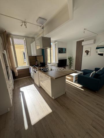 Les citadins vont adorer !!!
Vous cherchez un appartement impeccable, lumineux, proche toutes commodités mais au CALME !
La TERRASSE est un critère indiscutable pour vous 
La CUISINE AMÉNAGÉE ET ÉQUIPÉE doit être OUVERTE sur une pièce de vie spacieuse et lumineuse.
La CLIM est obligatoire, vous ne supportez plus ces grosses chaleurs estivales
Monter un étage à pieds ne vous fait pas peur
Vous appréciez le petit cellier accessible dès l'entrée de l'immeuble avec sa fenêtre sans avoir à traverser de sombres caves 

Ne cherchez plus, vous venez de trouver !

Situé au premier étage d'une petite copro qui s'est fraîchement refait une beauté ( travaux par conséquent déjà payés ), cet appartement vous propose deux grandes chambres + placard dans chacune,
Une cuisine entièrement aménagée et équipée, ouverte sur le salon / salle à manger, lequel est attenant directement à la terrasse ( 15m2)
La salle d'eau est ajourée, propose les wc + une grande douche

Nombreux rangements dans tout l'appartement qui est super fonctionnel

Clim : OUI

Charges copro Environ 120€/mois (qui comprennent votre consommation d'eau froide relevée semestriellement par le syndic, pas d'inquiétude, on ne vous facture que ce que vous consommez)
Double vitrage : OUI
Taxe foncière : 1222€

Immeuble calme de trois étages, deux appartements par palier 

EXPOSITION Terrasse : Sud ouest : soleil direct à partir de 15H30

Exclusivité Carole Quaggiotto Demange pour BSK immobilier 
Inter agence et dossier technique complet et à jour sur simple apple téléphonique 06 31 45  91 55