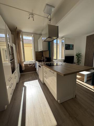 Les citadins vont adorer !!!
Vous cherchez un appartement impeccable, lumineux, proche toutes commodités mais au CALME !
La TERRASSE est un critère indiscutable pour vous 
La CUISINE AMÉNAGÉE ET ÉQUIPÉE doit être OUVERTE sur une pièce de vie spacieuse et lumineuse.
La CLIM est obligatoire, vous ne supportez plus ces grosses chaleurs estivales
Monter un étage à pieds ne vous fait pas peur
Vous appréciez le petit cellier accessible dès l'entrée de l'immeuble avec sa fenêtre sans avoir à traverser de sombres caves 

Ne cherchez plus, vous venez de trouver !

Situé au premier étage d'une petite copro qui s'est fraîchement refait une beauté ( travaux par conséquent déjà payés ), cet appartement vous propose deux grandes chambres + placard dans chacune,
Une cuisine entièrement aménagée et équipée, ouverte sur le salon / salle à manger, lequel est attenant directement à la terrasse ( 15m2)
La salle d'eau est ajourée, propose les wc + une grande douche

Nombreux rangements dans tout l'appartement qui est super fonctionnel

Clim : OUI

Charges copro Environ 120€/mois (qui comprennent votre consommation d'eau froide relevée semestriellement par le syndic, pas d'inquiétude, on ne vous facture que ce que vous consommez)
Double vitrage : OUI
Taxe foncière : 1222€

Immeuble calme de trois étages, deux appartements par palier 

EXPOSITION Terrasse : Sud ouest : soleil direct à partir de 15H30

Exclusivité Carole Quaggiotto Demange pour BSK immobilier 
Inter agence et dossier technique complet et à jour sur simple apple téléphonique 06 31 45  91 55
