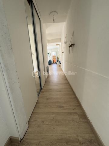 Les citadins vont adorer !!!
Vous cherchez un appartement impeccable, lumineux, proche toutes commodités mais au CALME !
La TERRASSE est un critère indiscutable pour vous 
La CUISINE AMÉNAGÉE ET ÉQUIPÉE doit être OUVERTE sur une pièce de vie spacieuse et lumineuse.
La CLIM est obligatoire, vous ne supportez plus ces grosses chaleurs estivales
Monter un étage à pieds ne vous fait pas peur
Vous appréciez le petit cellier accessible dès l'entrée de l'immeuble avec sa fenêtre sans avoir à traverser de sombres caves 

Ne cherchez plus, vous venez de trouver !

Situé au premier étage d'une petite copro qui s'est fraîchement refait une beauté ( travaux par conséquent déjà payés ), cet appartement vous propose deux grandes chambres + placard dans chacune,
Une cuisine entièrement aménagée et équipée, ouverte sur le salon / salle à manger, lequel est attenant directement à la terrasse ( 15m2)
La salle d'eau est ajourée, propose les wc + une grande douche

Nombreux rangements dans tout l'appartement qui est super fonctionnel

Clim : OUI

Charges copro Environ 120€/mois (qui comprennent votre consommation d'eau froide relevée semestriellement par le syndic, pas d'inquiétude, on ne vous facture que ce que vous consommez)
Double vitrage : OUI
Taxe foncière : 1222€

Immeuble calme de trois étages, deux appartements par palier 

EXPOSITION Terrasse : Sud ouest : soleil direct à partir de 15H30

Exclusivité Carole Quaggiotto Demange pour BSK immobilier 
Inter agence et dossier technique complet et à jour sur simple apple téléphonique 06 31 45  91 55
