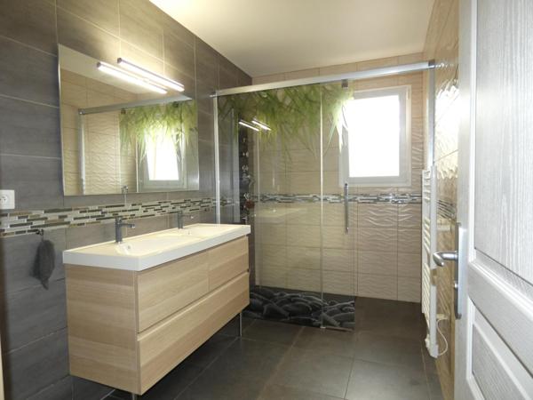 Villa 4 faces d'environ 103 m² sur terrain piscinable 645 m²