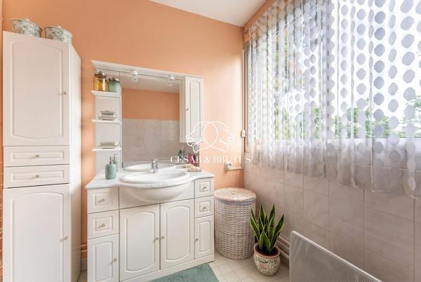 Appartement familial T5 de 129 m2 lumineux avec terrasse – résidence de standing avec parc.