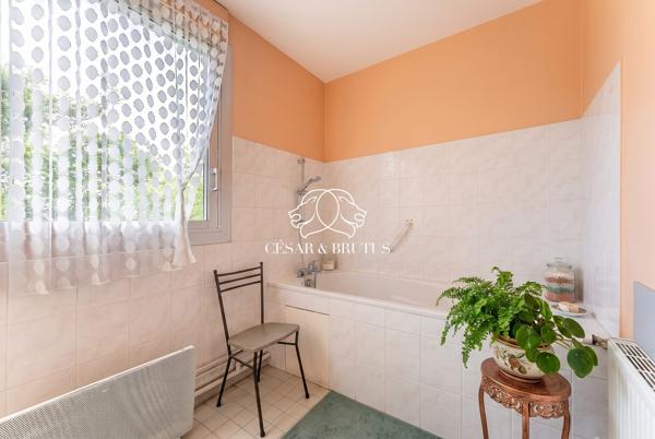 Appartement familial T5 de 129 m2 lumineux avec terrasse – résidence de standing avec parc.
