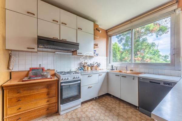 Appartement familial T5 de 129 m2 lumineux avec terrasse – résidence de standing avec parc.