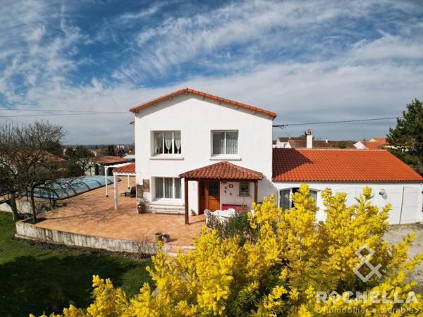 Villa en Parfait État avec Grand Jardin, Piscine et Garage - Saint-Jean-d'Angély