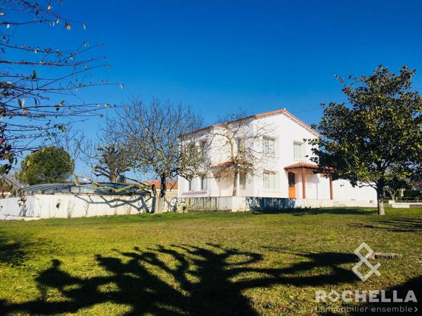 Villa en Parfait État avec Grand Jardin, Piscine et Garage - Saint-Jean-d'Angély