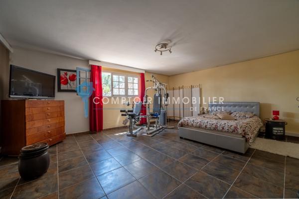 Villa
                                                                                                                                                                                                                                                                                                                        8 pièce(s)                                                                                                                                                                                                          4 chambre(s)                                                                                                                                                                                                          263  m²