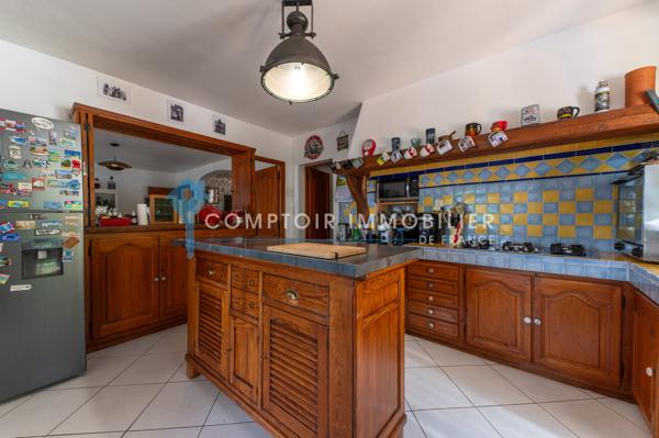 Villa
                                                                                                                                                                                                                                                                                                                        8 pièce(s)                                                                                                                                                                                                          4 chambre(s)                                                                                                                                                                                                          263  m²