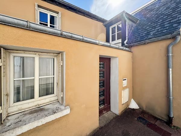 PETITE MAISON AU COEUR DU CENTRE-VILLE HISTORIQUE