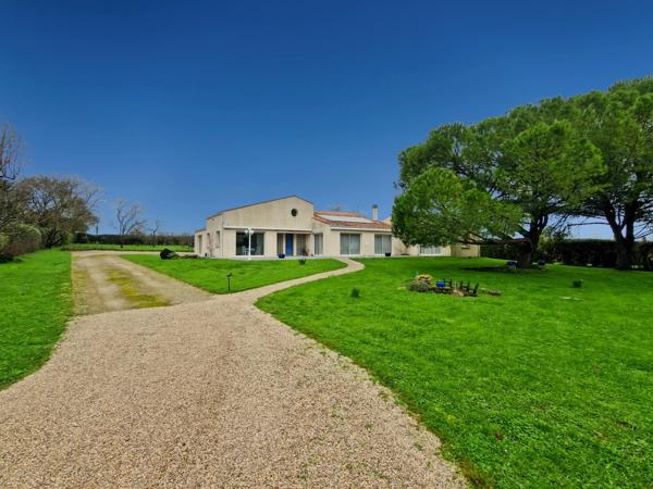 Maison à vendre 6 pièces de PLAIN-PIED sur une parcelle d'environ 5940m² avec 3 suites parentales.