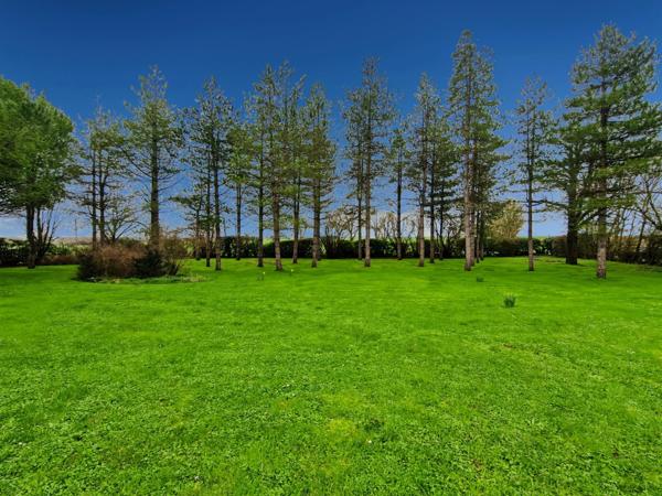 Maison à vendre 6 pièces de PLAIN-PIED sur une parcelle d'environ 5940m² avec 3 suites parentales.