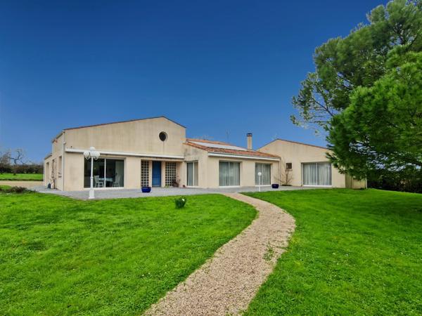 Maison à vendre 6 pièces de PLAIN-PIED sur une parcelle d'environ 5940m² avec 3 suites parentales.