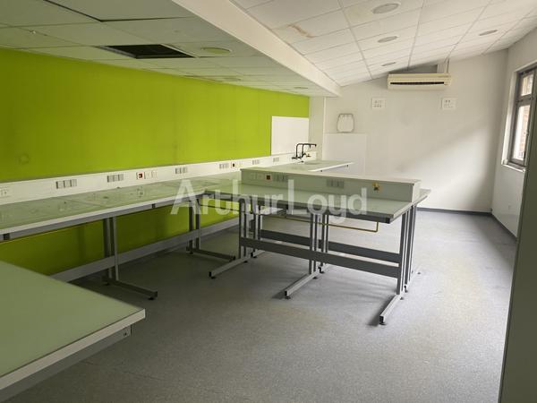 Bureaux à vendre Lille - RDC 150 m², accessibilité PMR, stationnement facile et emplacement stratégique