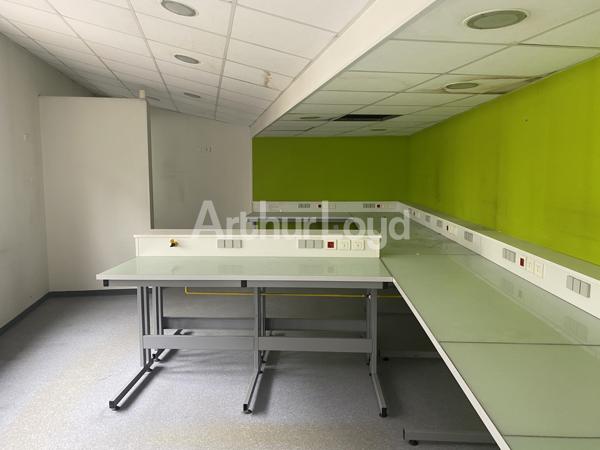 Bureaux à vendre Lille - RDC 150 m², accessibilité PMR, stationnement facile et emplacement stratégique