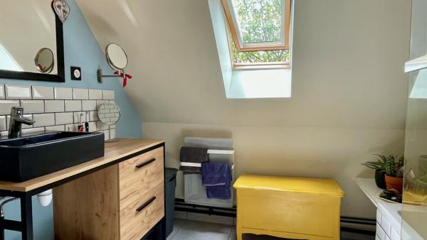 Maison
                                                                                                                                                                                                                                                                                                                        8 pièce(s)                                                                                                                                                                                                          5 chambre(s)                                                                                                                                                                                                          133  m²