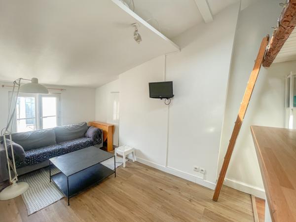 Paris 9ème - À VENDRE - Beau studio meublé en mezzanine de 26,28 m²