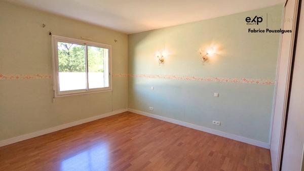 Maison contemporaine de plain-pied, environnement privilégié.