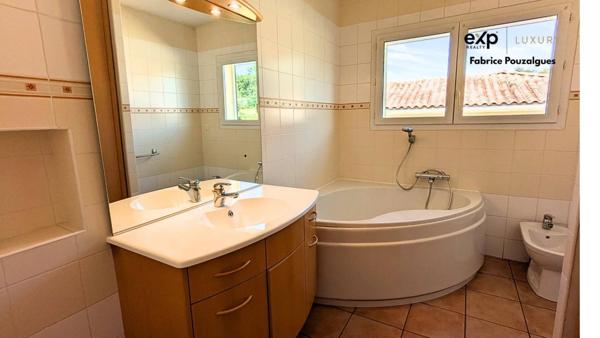 Maison contemporaine de plain-pied, environnement privilégié.