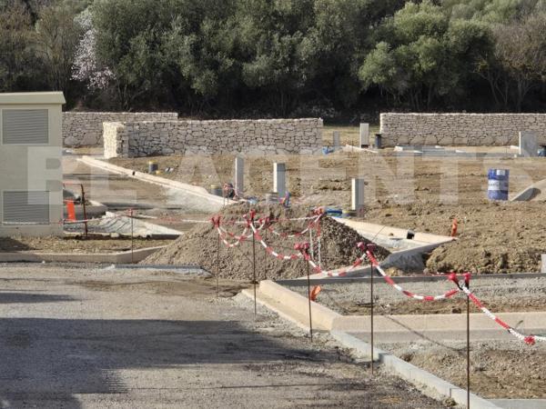 ENDROIT IDEAL POUR S'INSTALLER : BEAU TERRAIN CONSTRUCTIBLE VIABILISE SUR SITE TRES PRISE