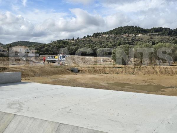 ENDROIT IDEAL POUR S'INSTALLER : BEAU TERRAIN CONSTRUCTIBLE VIABILISE SUR SITE TRES PRISE