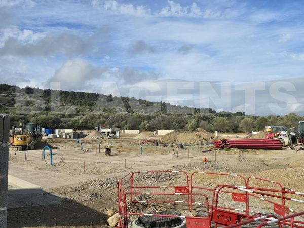 ENDROIT IDEAL POUR S'INSTALLER : BEAU TERRAIN CONSTRUCTIBLE VIABILISE SUR SITE TRES PRISE