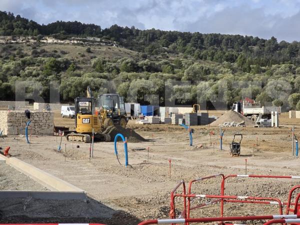 ENDROIT IDEAL POUR S'INSTALLER : BEAU TERRAIN CONSTRUCTIBLE VIABILISE SUR SITE TRES PRISE