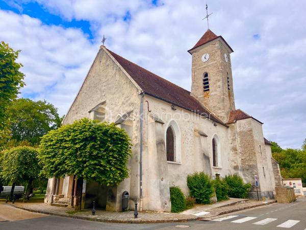 ✨ Maison de ville avec garage au cœur du centre historique de Roissy-en-Brie ! 🏡

Située au centre historique de Roissy-en-Brie, découvrez cette agréable maison mitoyenne sur 3 niveaux, idéalement située pour tout faire à pied ! 📍

🚆 Emplacement & Transports :
• Gare RER E à seulement 5 minutes à pied 🚶‍♂️
• Paris - Haussmann Saint-Lazare en 40 minutes

📐 Surfaces :
• Surface totale au sol : 84,73 m²
• Surface Loi Carrez : 43,43 m²

🏠 Composition du bien :
• Rez-de-chaussée : Grand garage privatif de 31,16 m², idéal pour stationner et stocker en toute sécurité 🚗🔑
• 1er niveau : Une entrée avec couloir, une salle d'eau avec WC, ainsi qu'une cuisine aménagée ouverte sur un séjour lumineux 
• 2ème niveau : Une charmante chambre mansardée avec WC séparé et lave-mains

✨ Les prestations :
• Toutes les pièces sont équipées de fenêtres en double vitrage 🪟
• Volets roulants électriques pour un confort parfait au quotidien ⚡

Une opportunité rare sur le secteur, idéale pour un premier achat ou un investissement ! 🔑💥

Pour plus d'informations ou pour organiser une visite, contactez-moi dès maintenant ! 📞📩