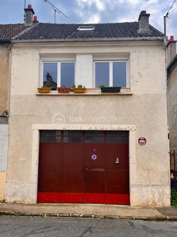 ✨ Maison de ville avec garage au cœur du centre historique de Roissy-en-Brie ! 🏡

Située au centre historique de Roissy-en-Brie, découvrez cette agréable maison mitoyenne sur 3 niveaux, idéalement située pour tout faire à pied ! 📍

🚆 Emplacement & Transports :
• Gare RER E à seulement 5 minutes à pied 🚶‍♂️
• Paris - Haussmann Saint-Lazare en 40 minutes

📐 Surfaces :
• Surface totale au sol : 84,73 m²
• Surface Loi Carrez : 43,43 m²

🏠 Composition du bien :
• Rez-de-chaussée : Grand garage privatif de 31,16 m², idéal pour stationner et stocker en toute sécurité 🚗🔑
• 1er niveau : Une entrée avec couloir, une salle d'eau avec WC, ainsi qu'une cuisine aménagée ouverte sur un séjour lumineux 
• 2ème niveau : Une charmante chambre mansardée avec WC séparé et lave-mains

✨ Les prestations :
• Toutes les pièces sont équipées de fenêtres en double vitrage 🪟
• Volets roulants électriques pour un confort parfait au quotidien ⚡

Une opportunité rare sur le secteur, idéale pour un premier achat ou un investissement ! 🔑💥

Pour plus d'informations ou pour organiser une visite, contactez-moi dès maintenant ! 📞📩