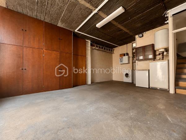 ✨ Maison de ville avec garage au cœur du centre historique de Roissy-en-Brie ! 🏡

Située au centre historique de Roissy-en-Brie, découvrez cette agréable maison mitoyenne sur 3 niveaux, idéalement située pour tout faire à pied ! 📍

🚆 Emplacement & Transports :
• Gare RER E à seulement 5 minutes à pied 🚶‍♂️
• Paris - Haussmann Saint-Lazare en 40 minutes

📐 Surfaces :
• Surface totale au sol : 84,73 m²
• Surface Loi Carrez : 43,43 m²

🏠 Composition du bien :
• Rez-de-chaussée : Grand garage privatif de 31,16 m², idéal pour stationner et stocker en toute sécurité 🚗🔑
• 1er niveau : Une entrée avec couloir, une salle d'eau avec WC, ainsi qu'une cuisine aménagée ouverte sur un séjour lumineux 
• 2ème niveau : Une charmante chambre mansardée avec WC séparé et lave-mains

✨ Les prestations :
• Toutes les pièces sont équipées de fenêtres en double vitrage 🪟
• Volets roulants électriques pour un confort parfait au quotidien ⚡

Une opportunité rare sur le secteur, idéale pour un premier achat ou un investissement ! 🔑💥

Pour plus d'informations ou pour organiser une visite, contactez-moi dès maintenant ! 📞📩