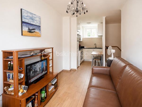 ✨ Maison de ville avec garage au cœur du centre historique de Roissy-en-Brie ! 🏡

Située au centre historique de Roissy-en-Brie, découvrez cette agréable maison mitoyenne sur 3 niveaux, idéalement située pour tout faire à pied ! 📍

🚆 Emplacement & Transports :
• Gare RER E à seulement 5 minutes à pied 🚶‍♂️
• Paris - Haussmann Saint-Lazare en 40 minutes

📐 Surfaces :
• Surface totale au sol : 84,73 m²
• Surface Loi Carrez : 43,43 m²

🏠 Composition du bien :
• Rez-de-chaussée : Grand garage privatif de 31,16 m², idéal pour stationner et stocker en toute sécurité 🚗🔑
• 1er niveau : Une entrée avec couloir, une salle d'eau avec WC, ainsi qu'une cuisine aménagée ouverte sur un séjour lumineux 
• 2ème niveau : Une charmante chambre mansardée avec WC séparé et lave-mains

✨ Les prestations :
• Toutes les pièces sont équipées de fenêtres en double vitrage 🪟
• Volets roulants électriques pour un confort parfait au quotidien ⚡

Une opportunité rare sur le secteur, idéale pour un premier achat ou un investissement ! 🔑💥

Pour plus d'informations ou pour organiser une visite, contactez-moi dès maintenant ! 📞📩