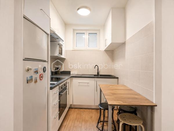 ✨ Maison de ville avec garage au cœur du centre historique de Roissy-en-Brie ! 🏡

Située au centre historique de Roissy-en-Brie, découvrez cette agréable maison mitoyenne sur 3 niveaux, idéalement située pour tout faire à pied ! 📍

🚆 Emplacement & Transports :
• Gare RER E à seulement 5 minutes à pied 🚶‍♂️
• Paris - Haussmann Saint-Lazare en 40 minutes

📐 Surfaces :
• Surface totale au sol : 84,73 m²
• Surface Loi Carrez : 43,43 m²

🏠 Composition du bien :
• Rez-de-chaussée : Grand garage privatif de 31,16 m², idéal pour stationner et stocker en toute sécurité 🚗🔑
• 1er niveau : Une entrée avec couloir, une salle d'eau avec WC, ainsi qu'une cuisine aménagée ouverte sur un séjour lumineux 
• 2ème niveau : Une charmante chambre mansardée avec WC séparé et lave-mains

✨ Les prestations :
• Toutes les pièces sont équipées de fenêtres en double vitrage 🪟
• Volets roulants électriques pour un confort parfait au quotidien ⚡

Une opportunité rare sur le secteur, idéale pour un premier achat ou un investissement ! 🔑💥

Pour plus d'informations ou pour organiser une visite, contactez-moi dès maintenant ! 📞📩