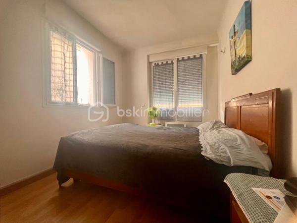 ✨ Maison de ville avec garage au cœur du centre historique de Roissy-en-Brie ! 🏡

Située au centre historique de Roissy-en-Brie, découvrez cette agréable maison mitoyenne sur 3 niveaux, idéalement située pour tout faire à pied ! 📍

🚆 Emplacement & Transports :
• Gare RER E à seulement 5 minutes à pied 🚶‍♂️
• Paris - Haussmann Saint-Lazare en 40 minutes

📐 Surfaces :
• Surface totale au sol : 84,73 m²
• Surface Loi Carrez : 43,43 m²

🏠 Composition du bien :
• Rez-de-chaussée : Grand garage privatif de 31,16 m², idéal pour stationner et stocker en toute sécurité 🚗🔑
• 1er niveau : Une entrée avec couloir, une salle d'eau avec WC, ainsi qu'une cuisine aménagée ouverte sur un séjour lumineux 
• 2ème niveau : Une charmante chambre mansardée avec WC séparé et lave-mains

✨ Les prestations :
• Toutes les pièces sont équipées de fenêtres en double vitrage 🪟
• Volets roulants électriques pour un confort parfait au quotidien ⚡

Une opportunité rare sur le secteur, idéale pour un premier achat ou un investissement ! 🔑💥

Pour plus d'informations ou pour organiser une visite, contactez-moi dès maintenant ! 📞📩